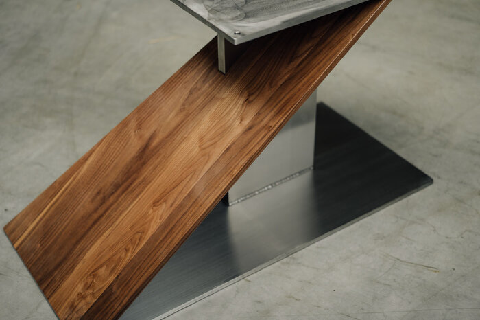 VIR5C Tischuntergestell für Tischplatten aus Nussbaum in verschiedenen Oberflächen