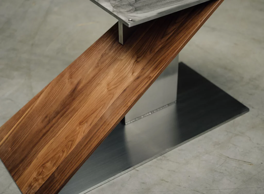 VIR5C Tischuntergestell für Tischplatten aus Nussbaum in verschiedenen Oberflächen