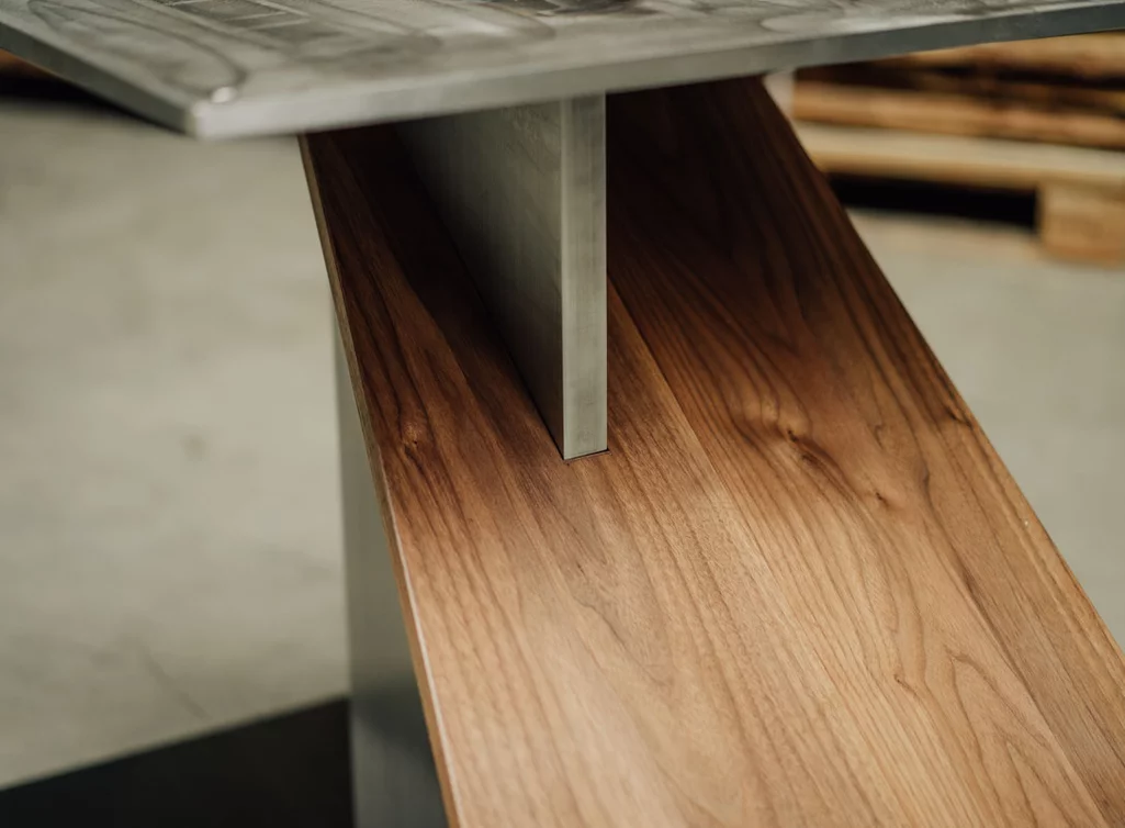 Nussbaum Stahl Esstisch Gestell in weitgehend astfreier Oberfläche gefertigt