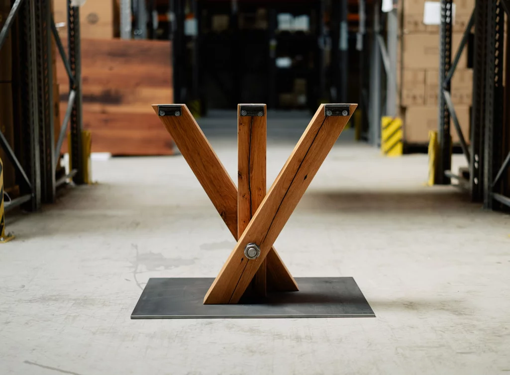 Tischgestell Eiche Altholz gekreuzt mit einer Bodenplatte aus Stahl auf Maß