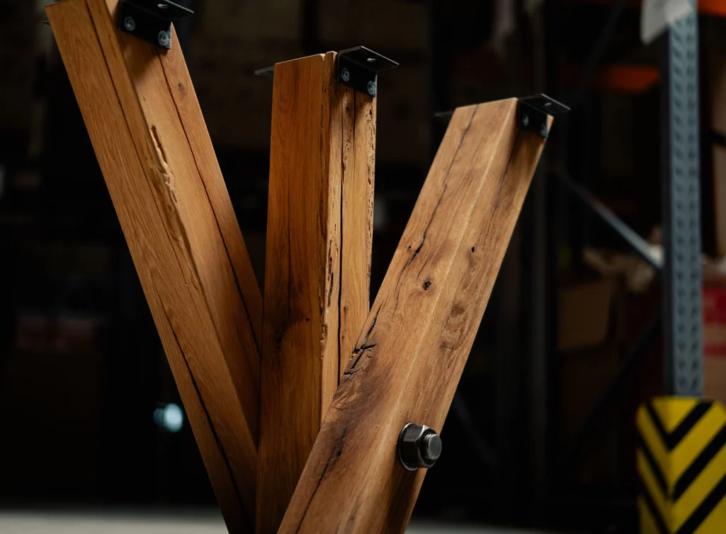 Altholz Eiche Tischgestell mit einer Stahl Bodenplatte gefertigt.