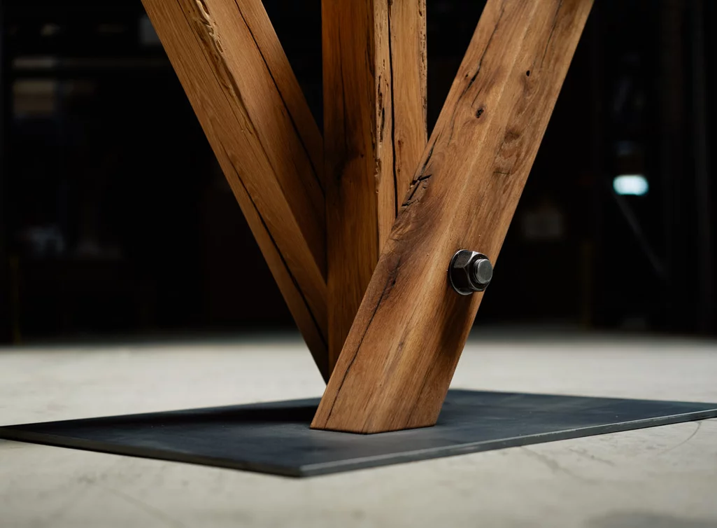 Modernes Tischgestell aus Stahl und alter Eiche gefertigt