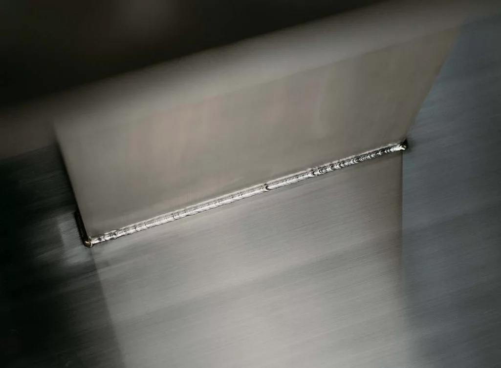 Detailansicht - Schweißnähte an Edelstahl Tischuntergestell UAL47 Detailansicht - Schweißnähte an Edelstahl Tischuntergestell UAL47