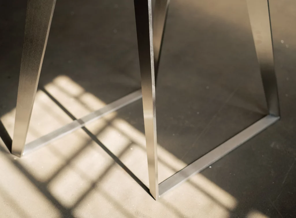 Edelstahl Tischuntergestell im minimalistischem Design Edelstahl Tischuntergestell im minimalistischem Design