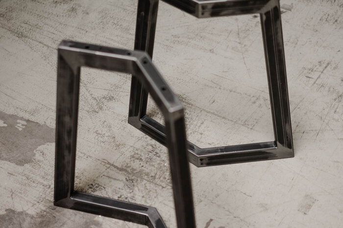 Maß Tischgestell aus Stahl gefertigt.