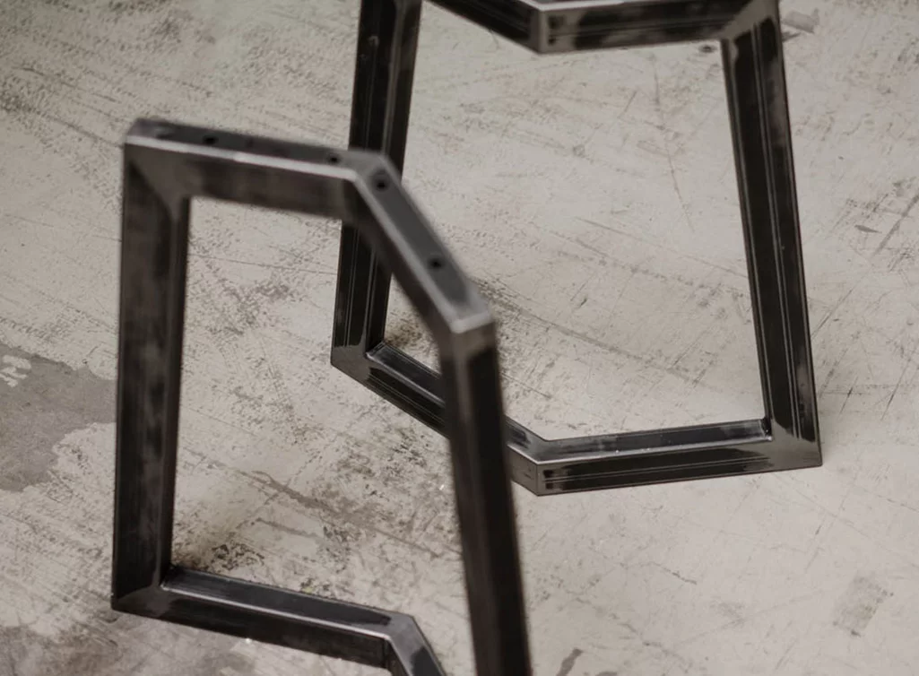 Maß Tischgestell aus Stahl gefertigt. Maß Tischgestell aus Stahl gefertigt.