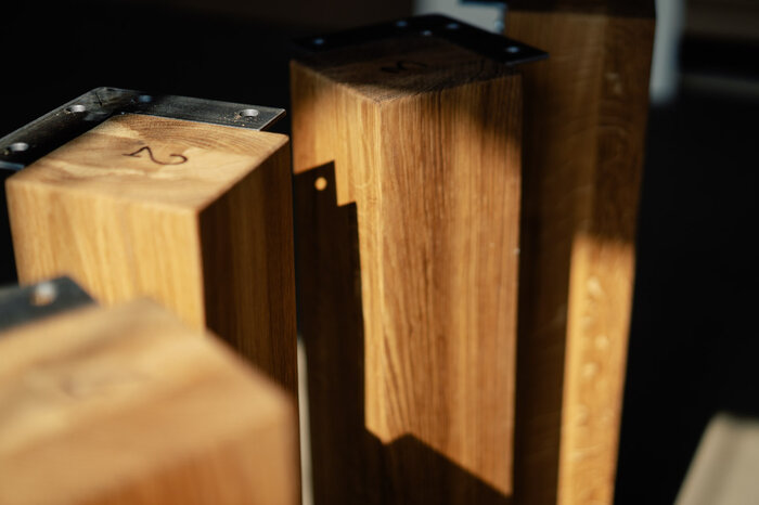 Tischfüße aus Holz Eiche auf Gehrung verarbeitet.