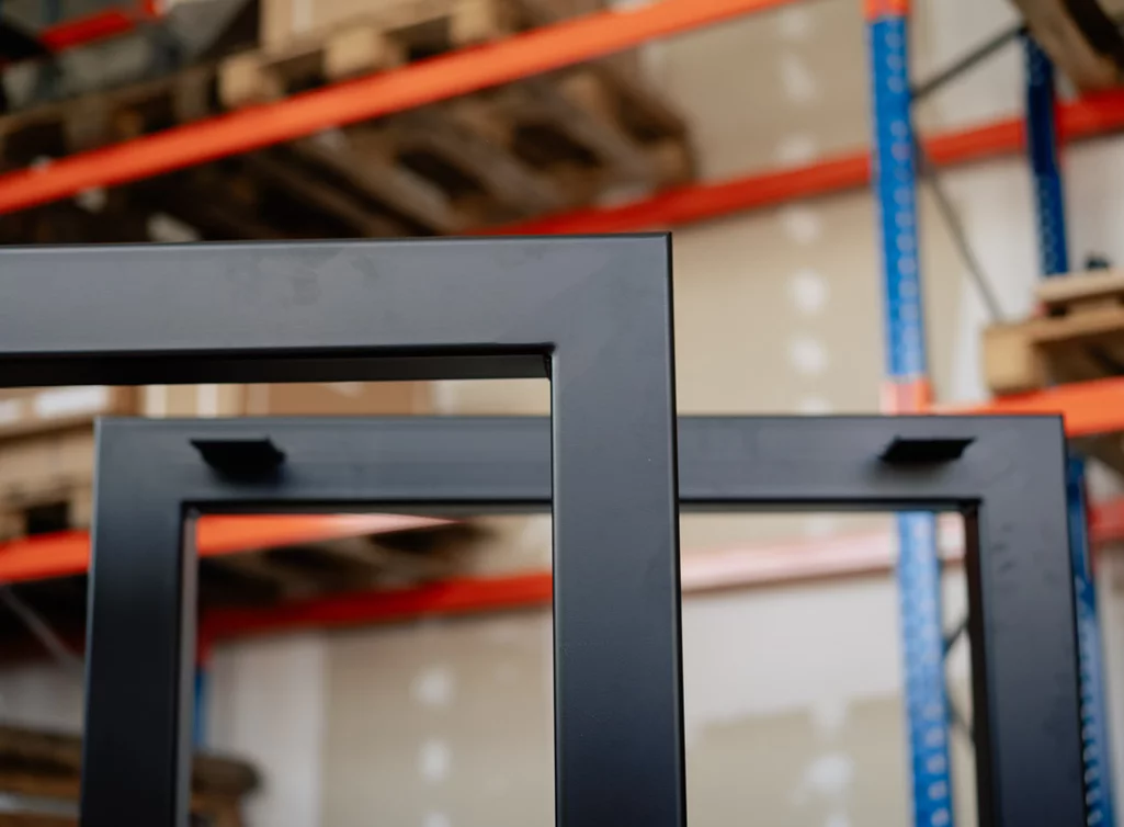 Tischgestell aus Stahl im klassischen Industrial Style nach RAL9005 lackiert