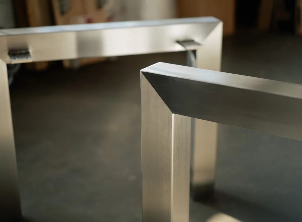 Metallbeine aus Edelstahl gefertigt in verschiedenen Profilen erhältlich Metallbeine aus Edelstahl gefertigt in verschiedenen Profilen erhältlich