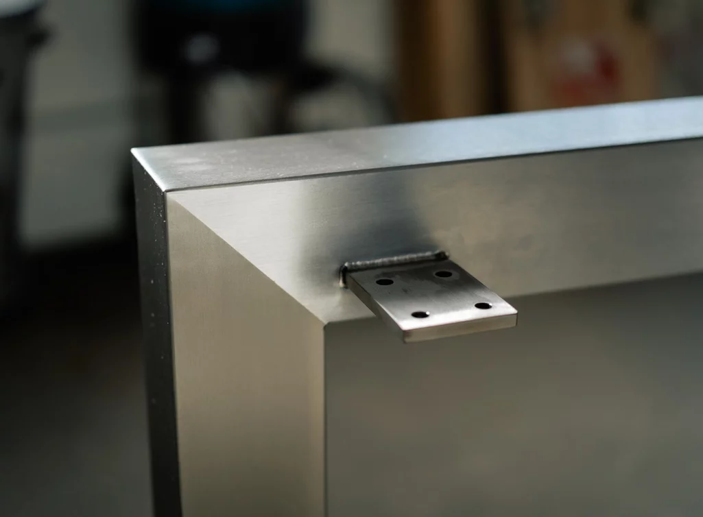 Detailansicht Edelstahl Tischbein Aufnahmeprofil Massivholz Tischplatte Detailansicht Edelstahl Tischbein Aufnahmeprofil Massivholz Tischplatte