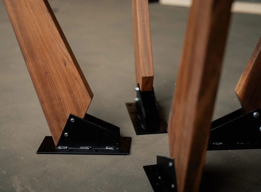 Massive Nussbaum Holzbeine 4er-Set mit Aufnahmeelemente aus Stahl Massive Nussbaum Holzbeine 4er-Set mit Aufnahmeelemente aus Stahl