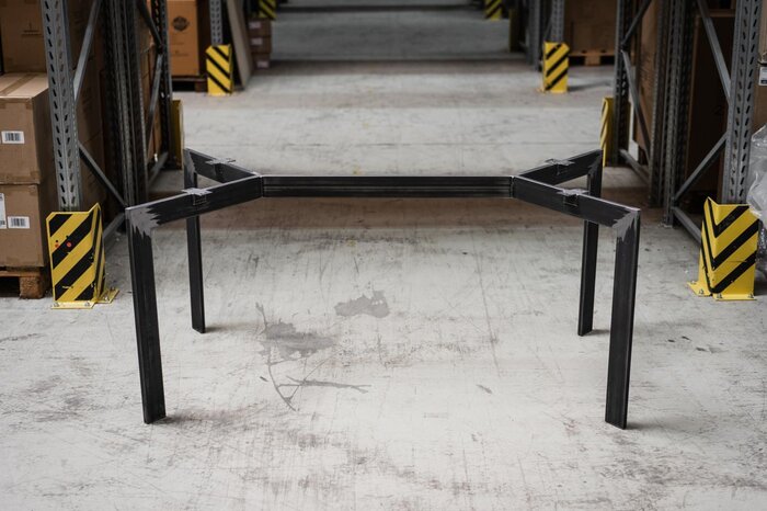 Stahl Tischgestell modern nach Maß selbsttragend.