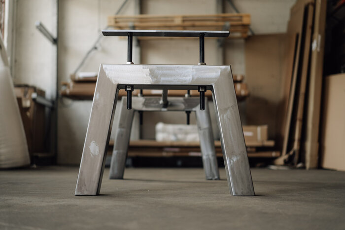 Im Industriedesign gefertigtes Tischgestell aus Stahl - Version Blankstahl
