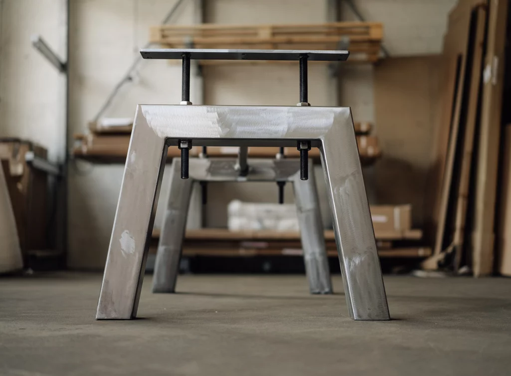 Im Industriedesign gefertigtes Tischgestell aus Stahl - Version Blankstahl