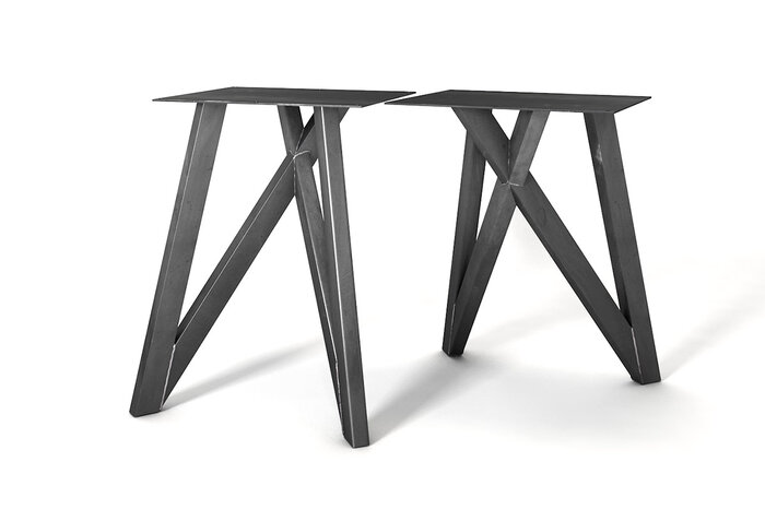 Esstisch Gestell aus Stahl Vierkantrohr in einem kantigen Design.