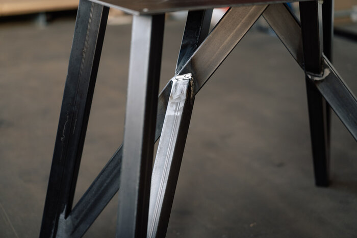 Tisch Untergestell aus Stahl mit markanten Kanten gefertigt