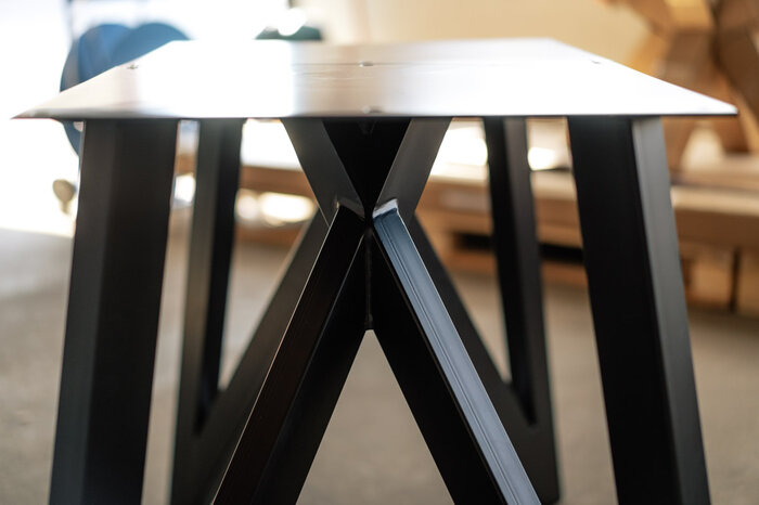 Tisch Gestell AMX019 - Abbildung mit schwarz lackierter Oberfläche