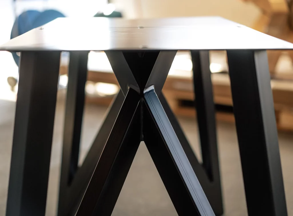 Tisch Gestell AMX019 - Abbildung mit schwarz lackierter Oberfläche Tisch Gestell AMX019 - Abbildung mit schwarz lackierter Oberfläche