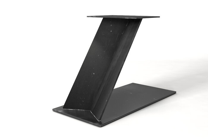 Stahl Mittelfuß Tischgestell in stylischer Schrägstellung produziert.