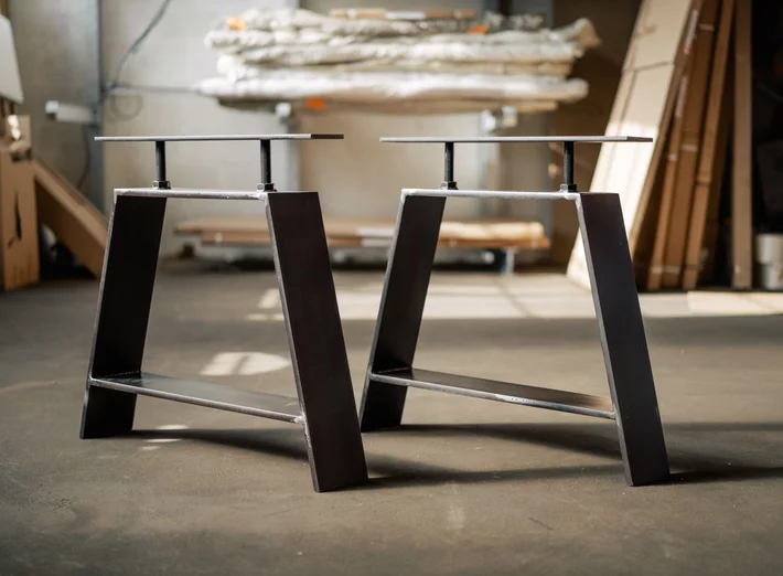 Schweres Tischuntergestell aus massivem Stahl nach Maß gefertigt