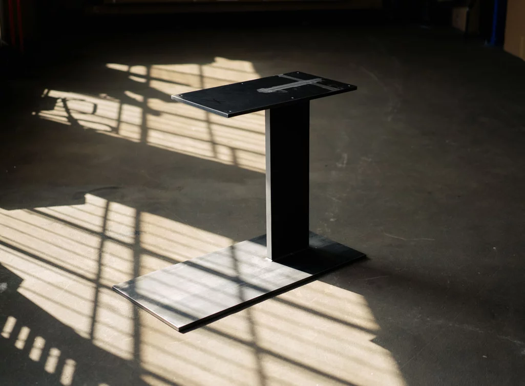 Tischgestell nach Maß als Mittelfuß aus massivem Stahl gefertigt Tischgestell nach Maß als Mittelfuß aus massivem Stahl gefertigt