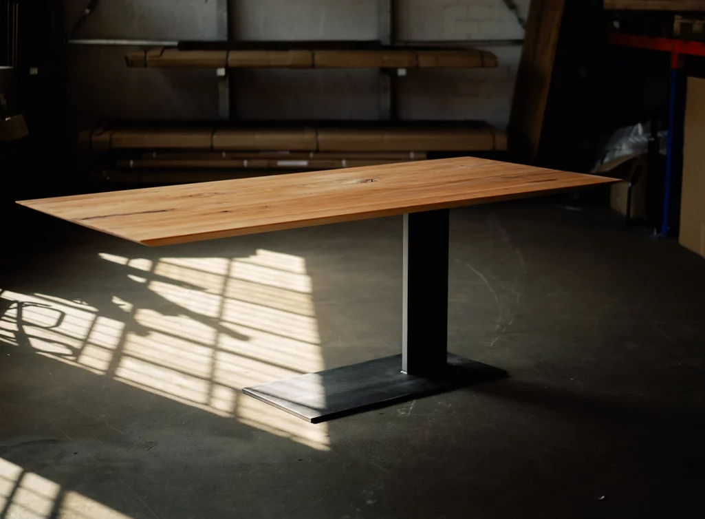 Stahl Mittelfuß Tischgestell Montagebeispiel mit massiver Kernbuche Stahl Mittelfuß Tischgestell Montagebeispiel mit massiver Kernbuche