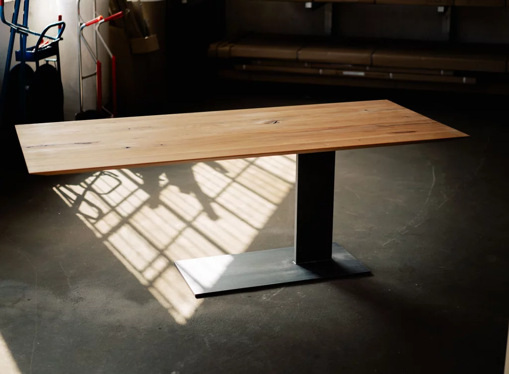 Tischgestell nach Maß Montagebeispiel mit einer Kernbuche Tischplatte Tischgestell nach Maß Montagebeispiel mit einer Kernbuche Tischplatte