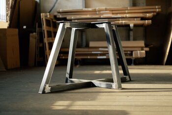 Stahl Tischgestell aus Vierkantrohr in Schrägstellung gefertigt