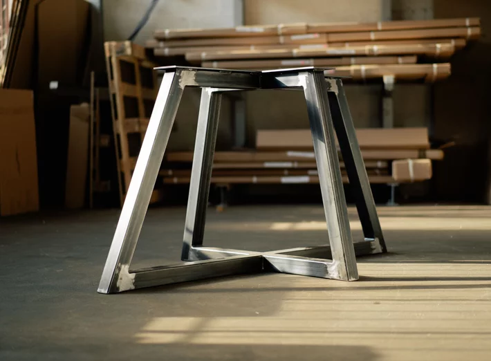 Stahl Tischgestell aus Vierkantrohr in Schrägstellung gefertigt