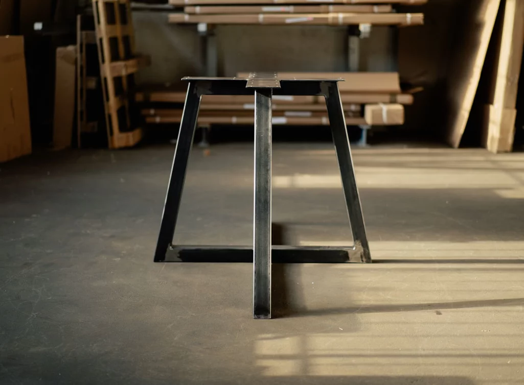 Mittelfuß Tischgestell aus Vierkantrohr in verschiedenen Oberflächen erhältlich