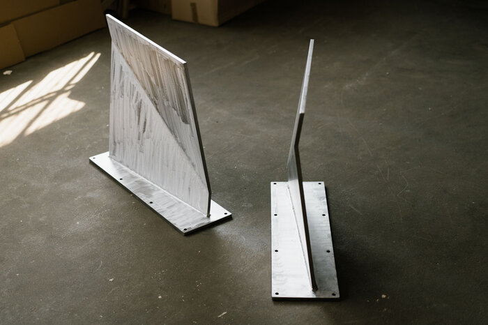 Vollmassive Tischwangen aus Stahl in verschiedenen Oberflächen verfügbar