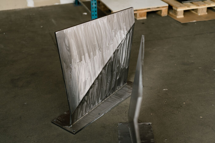 Aus Metall gefertigte Esstisch Wangen - Abbildung in Blankstahl Ausführung
