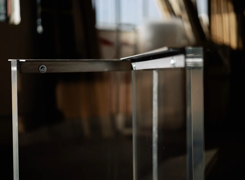 Tischwangen aus Acrylglas auf Maß produziert