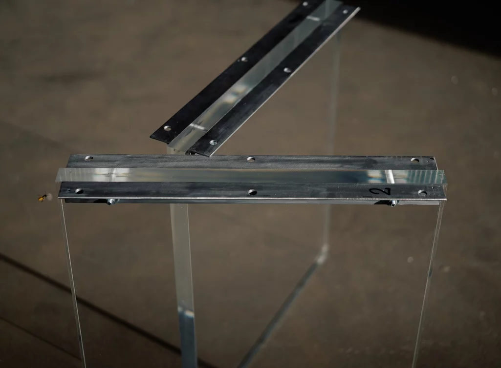 Tischwangen aus Acrylglas mit Befestigungen aus Rohstahl gefertigt