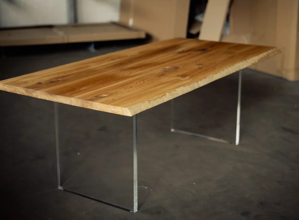 Montagebeispiel: Acrylglaswangen im 2er Set mit Eiche Tischplatte