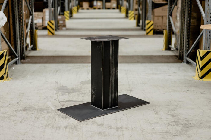 Mittelfuß Tischgestell aus Stahl nach Maß im Industriedesign gefertigt