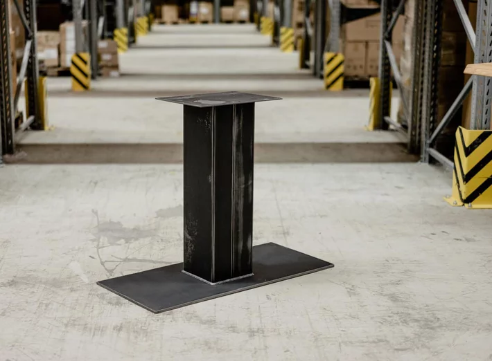 Mittelfuß Tischgestell aus Stahl nach Maß im Industriedesign gefertigt