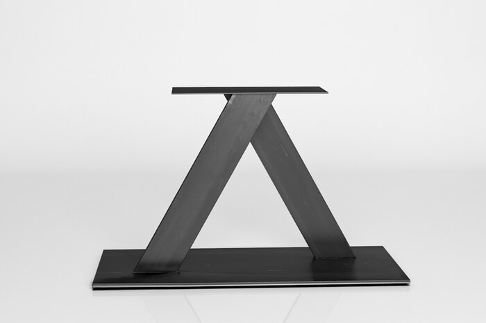 Mittelfuß Tischgestell mit zwei Mittelteilen aus purem Stahl.