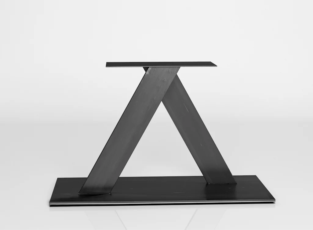 Mittelfuß Tischgestell mit zwei Mittelteilen aus purem Stahl.