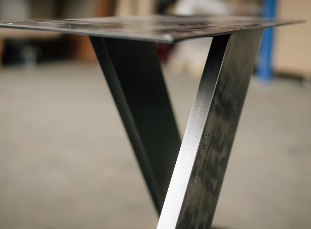 Mittelfuß Tischgestell im modernen Design hergestellt aus massivem Stahl