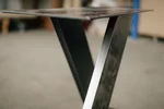 Mittelfuß Tischgestell im modernen Design hergestellt aus massivem Stahl