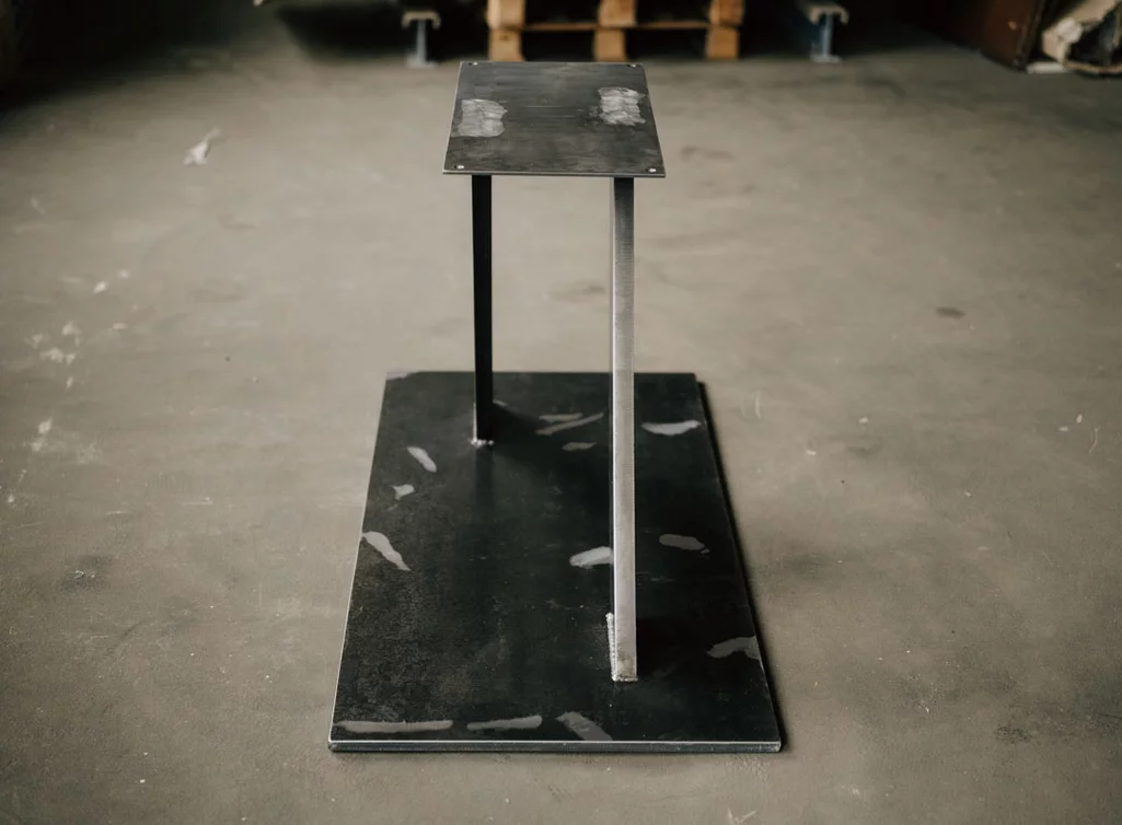 Aus Stahl hergestelltes Tischgestell MT96 - Abbildung in Rohstahl