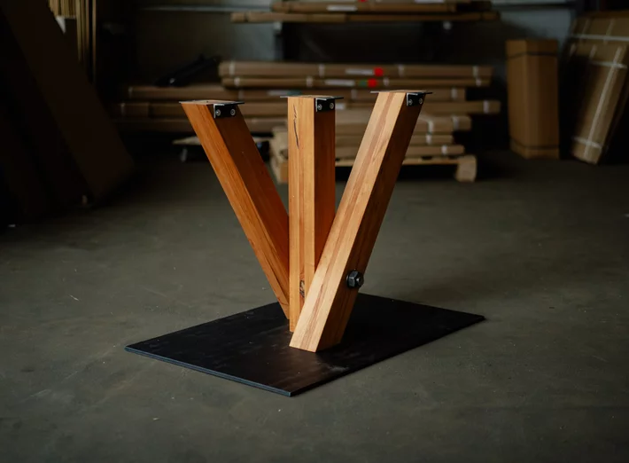 Tischgestell Holz aus Kernbuche nach Maß kombiniert mit einer Stahl Bodenplatte