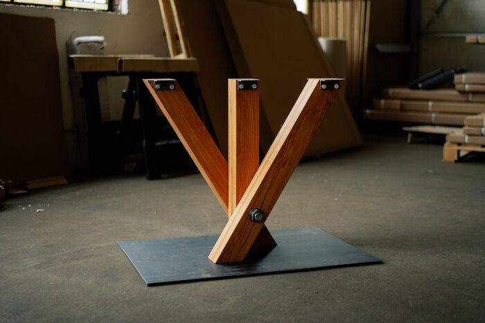 Massivholz Tischgestell aus charakterstarker Kernbuche gefertigt
