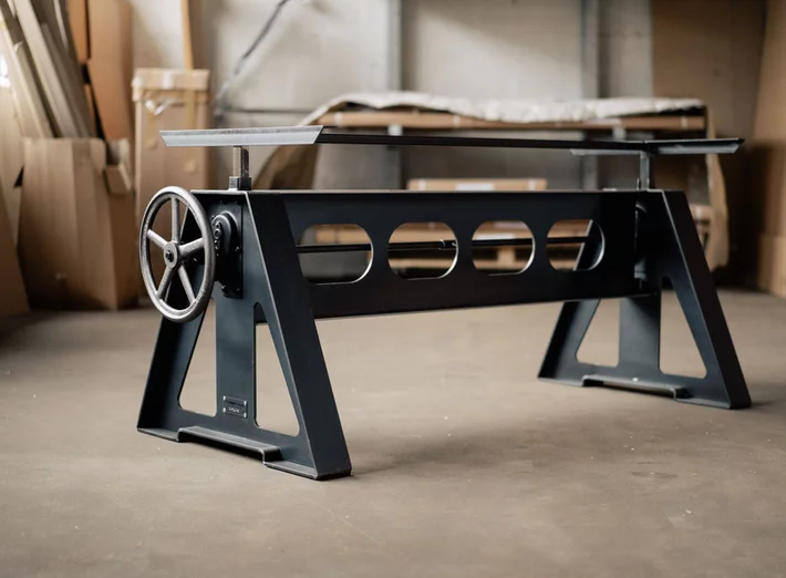 Im Industrial Look aus purem Stahl gefertigtes höhenverstellbares Tischgestell