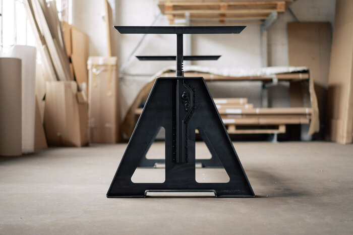 Seitenansicht höhenverstellbares Tischgestell aus Stahl