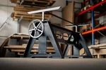 Höhenverstellbares Tischgestell im Look eines Werktischs in alten Fabriken