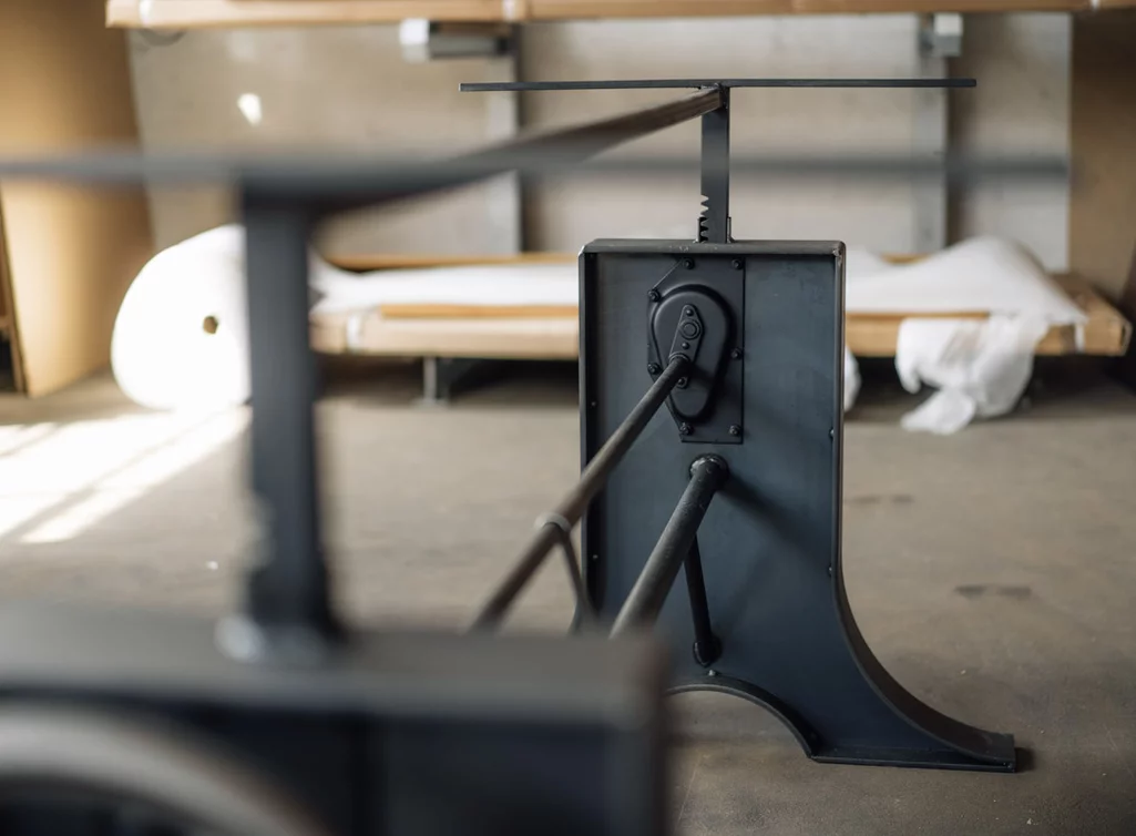 Tischgestell höhenverstellbar im industriellen Design gefertigt