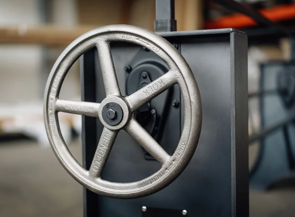 Handrad zum Einstellen der Tischgestellhöhe aus Stahl in grau gefertigt