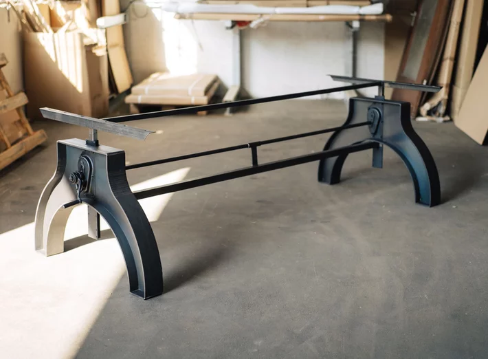 Selbsttragendes Tischgestell aus beschichtetem Schwarzstahl nach Maß gefertigt